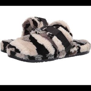 UGG Fluff It // Grey/Black/White // Mens 8 // Width: D - Medium